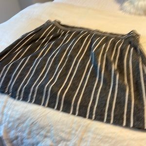 Loft Outlet gray and white pull on skirt